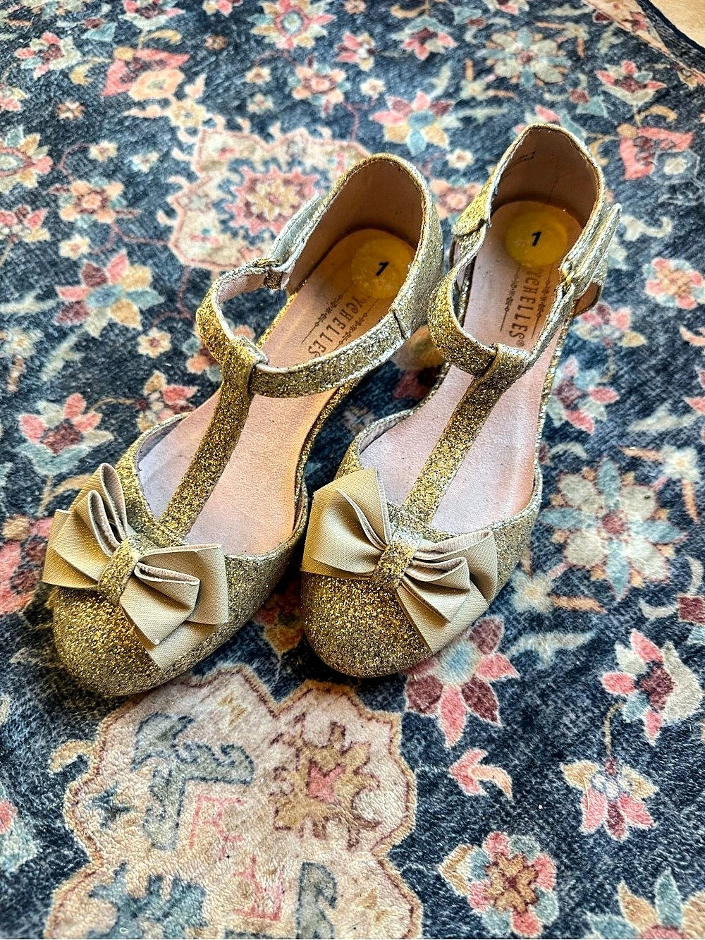 Girls Seychelles Gold Vintage Bow Wedge Heels Size 1